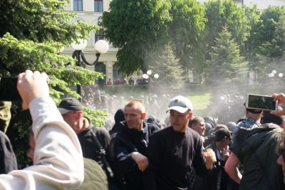 "ЛГБТ-извращенцы": в Черновцах радикалы подрались с полицией на акции против гомофобии