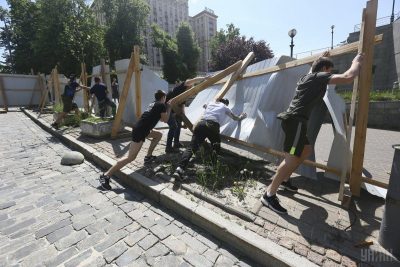 В центре Киева разгромили забор на алле Героев Небесной Cотни