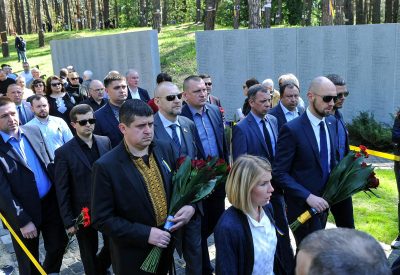 Яценюк в годовщину Быковнянской трагедии объяснил, почему Украине необходима декоммунизация