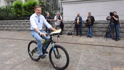Ляшко закосил под Слугу народа и пересел на велосипед