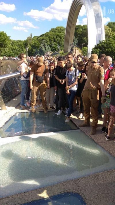 Мэр успокоил, что стекло скоро починят / ТСН