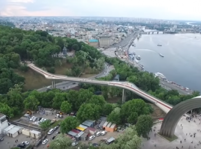 Новости Киева — На новом киевском пешеходно-велосипедном мосту "устало" еще одно стекло, узнали журналисты