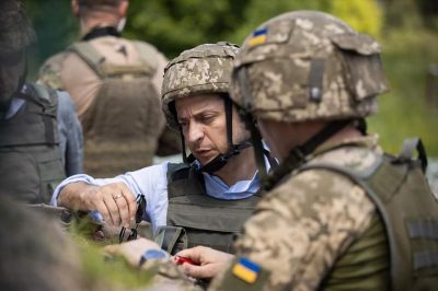400 метров от врага: Зеленский впервые посетил передовую на Донбассе