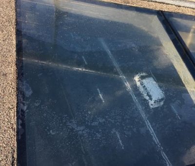 "Опять зрада": между стеклами нового моста в Киеве застаивается вода и грязь