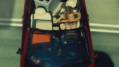 Разнесла пол города и разбила машину: Шнуров в новом клипе Ленинграда снял свою "невесту"