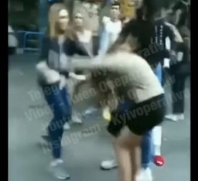 В центре Киева девушки устроили жестокие разборки / Скриншот В центре Киева девушки устроили жестокие разборки / Скриншот