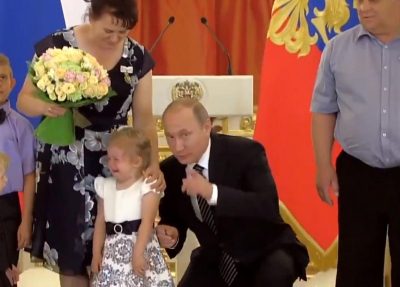 Путин пытался успокоить девочку / скриншот Путин пытался успокоить девочку / скриншот