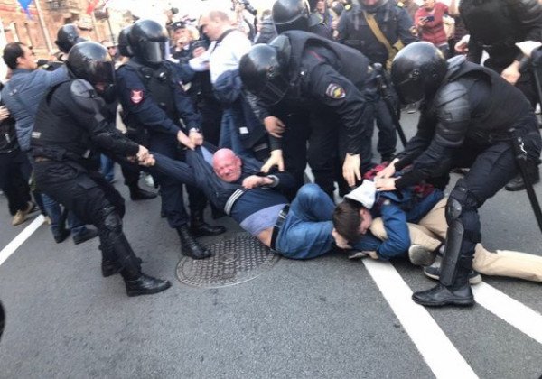 С "агонией демократии", ОМОНом и массовыми задержаниями: как Россия "празднует" 1 Мая