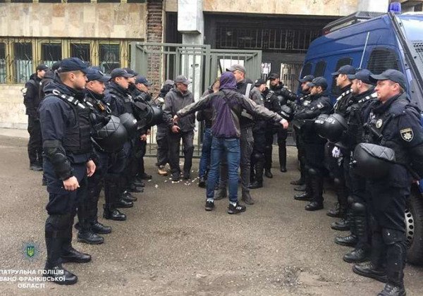 "Что вы, бл*ди, делаете?": в Ивано-Франковске полиция применила дубинки против ультрас
