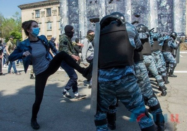 В Луганске разыграли фальшивый захват Рейхстага и противостояние на Майдане