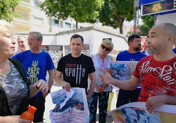 Участники Бессмертного полка в Португалии с битами атаковали украинцев