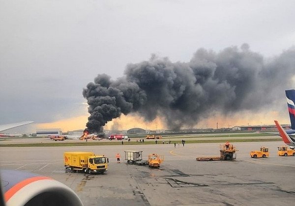 Ужасающая хроника горящего самолета: новые подробности пожара в аэропорту Шереметьево