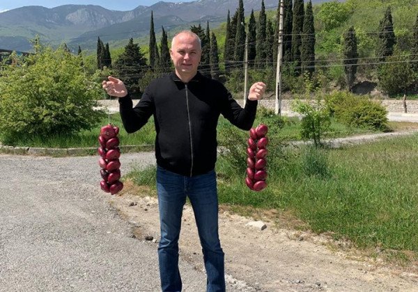 "Подарок любимой жене": нардеп Шуфрич съездил на майские праздники в Крым