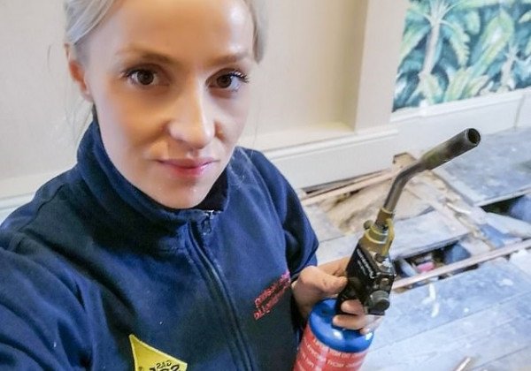 В это сложно поверить: найдена самая красивая в мире женщина-сантехник