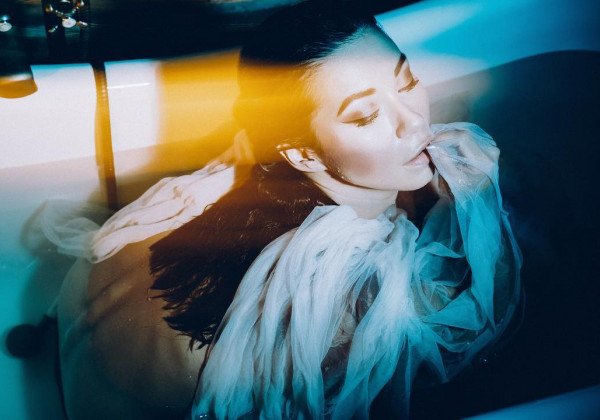 Мокрая жена Ступки снялась полуголой в новой фотосессии