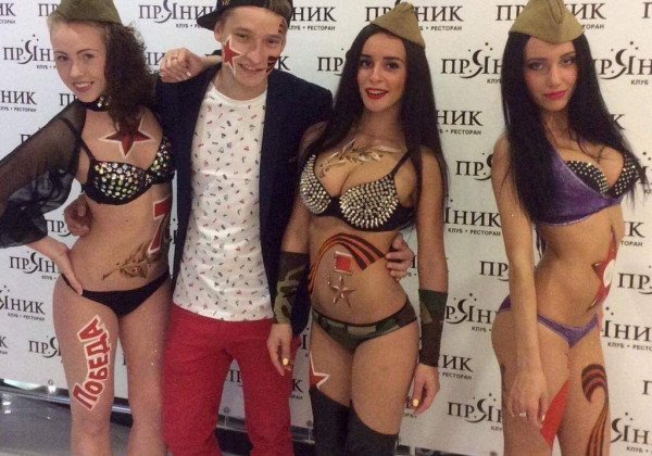 Полуголые пляски и поздравления с войной: в Сети показали маразмы "победобесия" в РФ