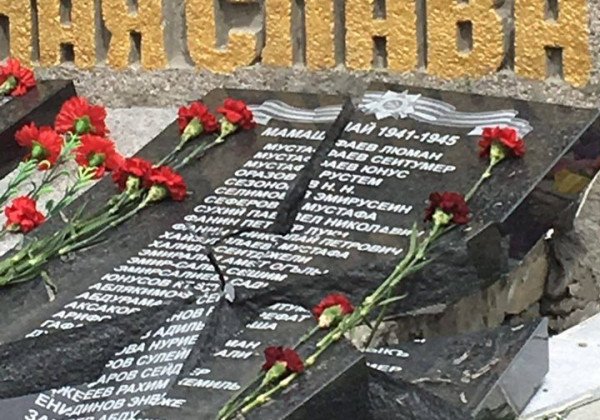 В Севастополе вандалы разбили памятник с именами погибших во Вторую мировую войну крымских татар
