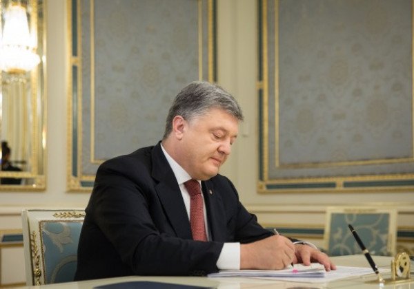 Кадровая "зачистка" Порошенко: уволены пресс-секретарь, первый помощник, Луценко и ряд советников