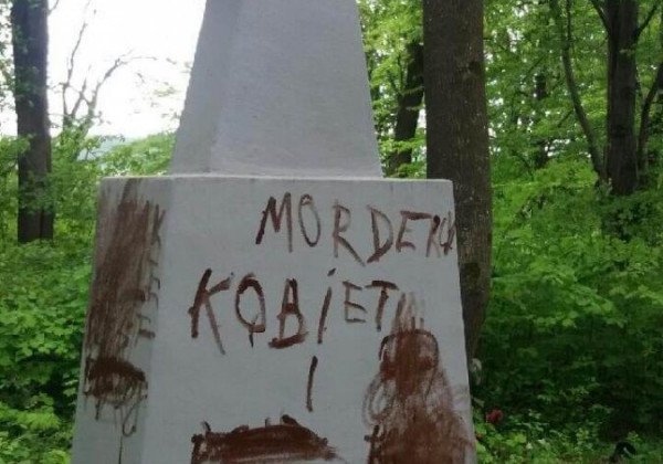 В Польше вандалы снова поглумились над могилами украинцев