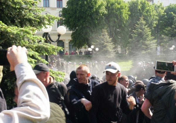 "ЛГБТ-извращенцы": в Черновцах радикалы подрались с полицией на акции против гомофобии