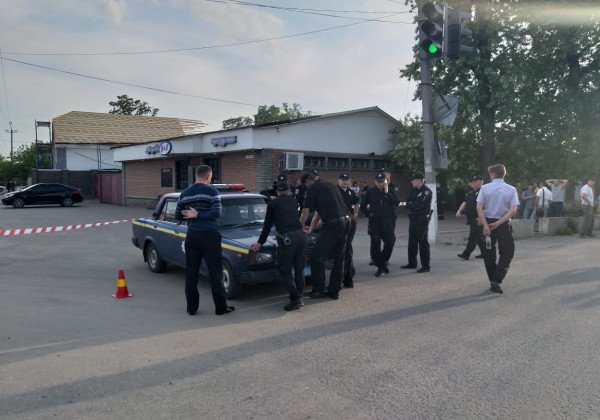 На Луганщине погиб подорвавший себя в банке мужчина, пострадали шестеро