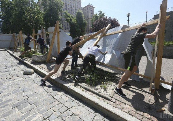 В центре Киева разгромили забор на алле Героев Небесной Cотни