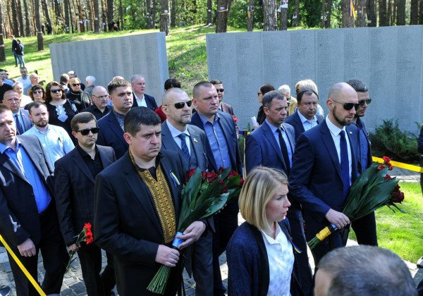 Яценюк в годовщину Быковнянской трагедии объяснил, почему Украине необходима декоммунизация