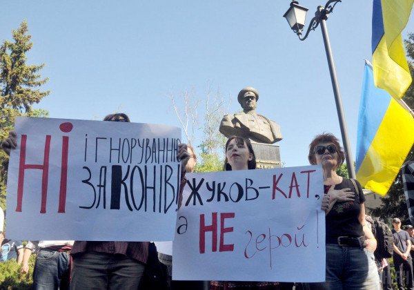 "Жуков – палач": в Харькове на митинге против переименования произошли столкновения