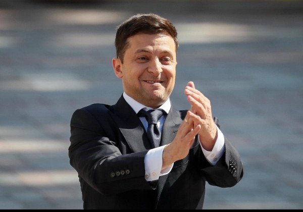 Макрон пригласил Зеленского в Париж