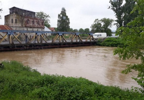Мощный потоп на западе Украины: спасатели рассказали о разрушениях