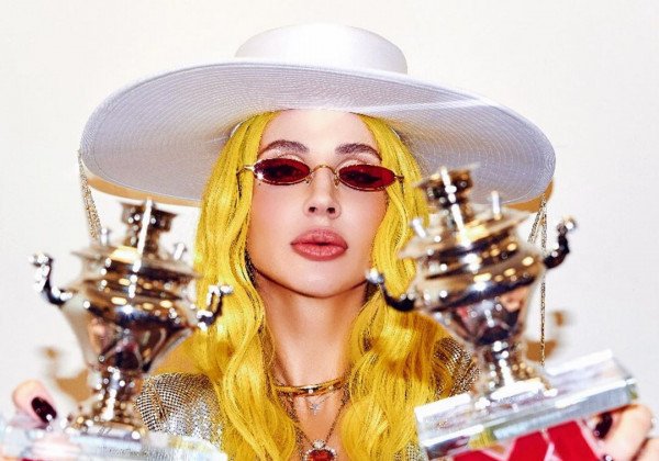 "С развернутой кормилицей?": Лобода возмутила сеть смелыми фото с российскими наградами