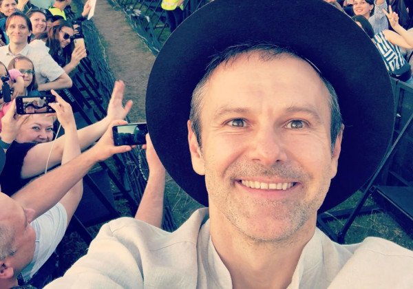 Океан Эльзы отыграл масштабный концерт на ВДНХ: яркие фото