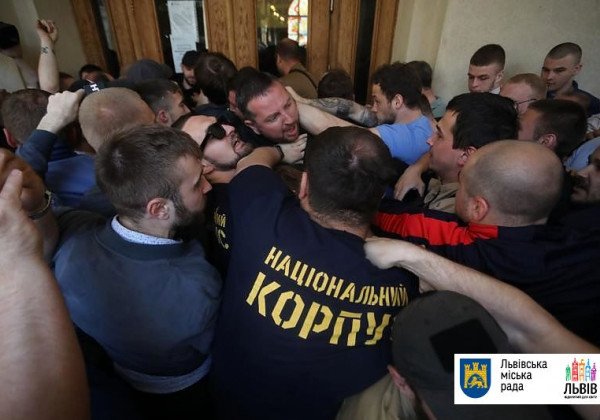 Во Львове протестующие со штурмом захватили мэрию