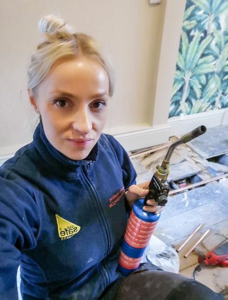 В это сложно поверить: найдена самая красивая в мире женщина-сантехник