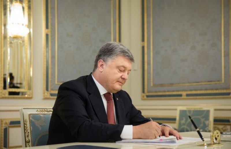 Порошенко напоследок демонстративно опустил Украину на самое дно