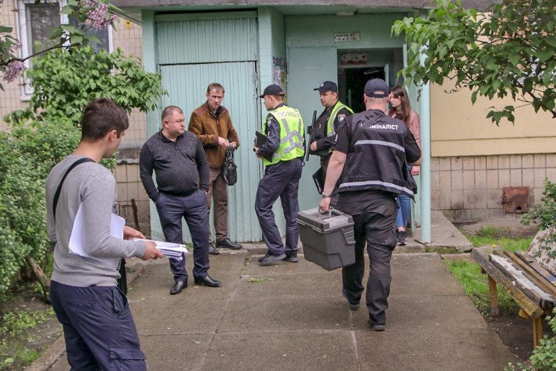 В Киеве обнаружили истощенную девочку в квартире с трупами родителей