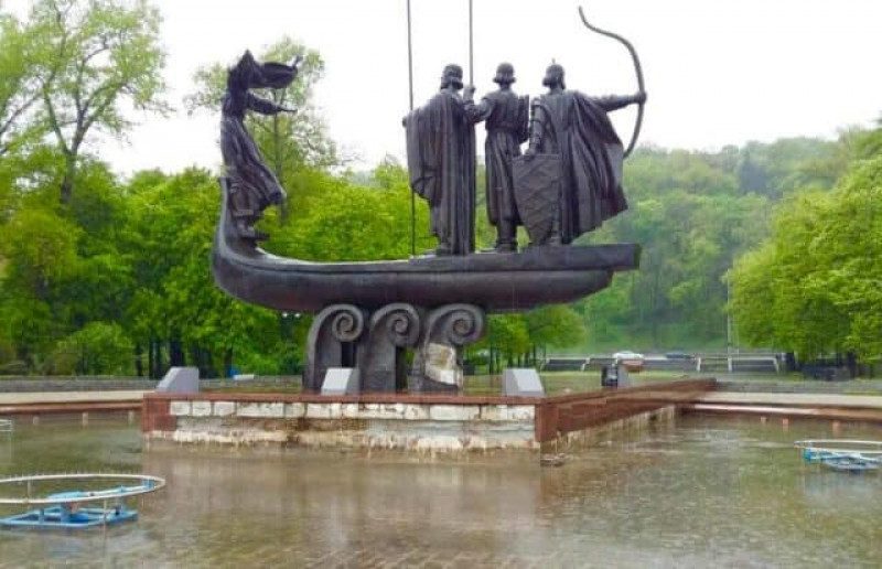 Вандалы осквернили памятник основателям Киева