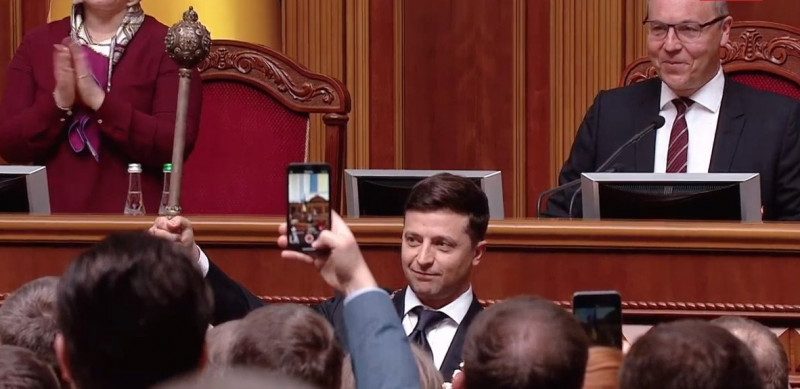 Зеленский анонсировал досрочные выборы в Раду