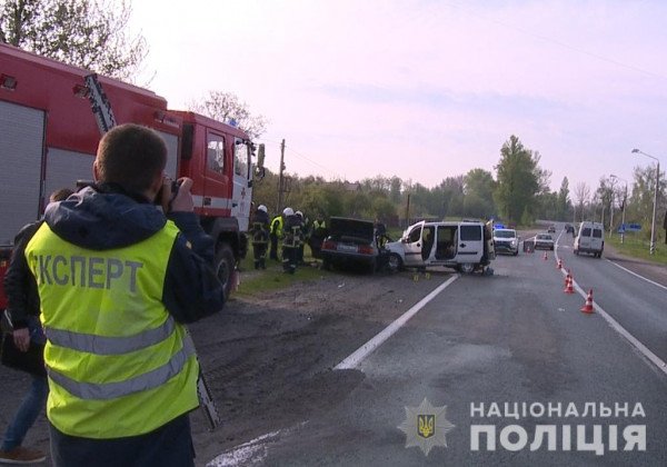 На Виннитчине столкнулись две иномарки, погибли четыре человека На Виннитчине столкнулись две иномарки, погибли четыре человека