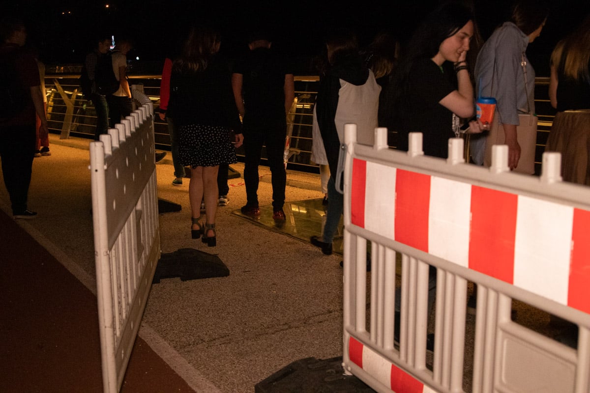 На скандальном мосту в Киеве треснуло еще одно стекло