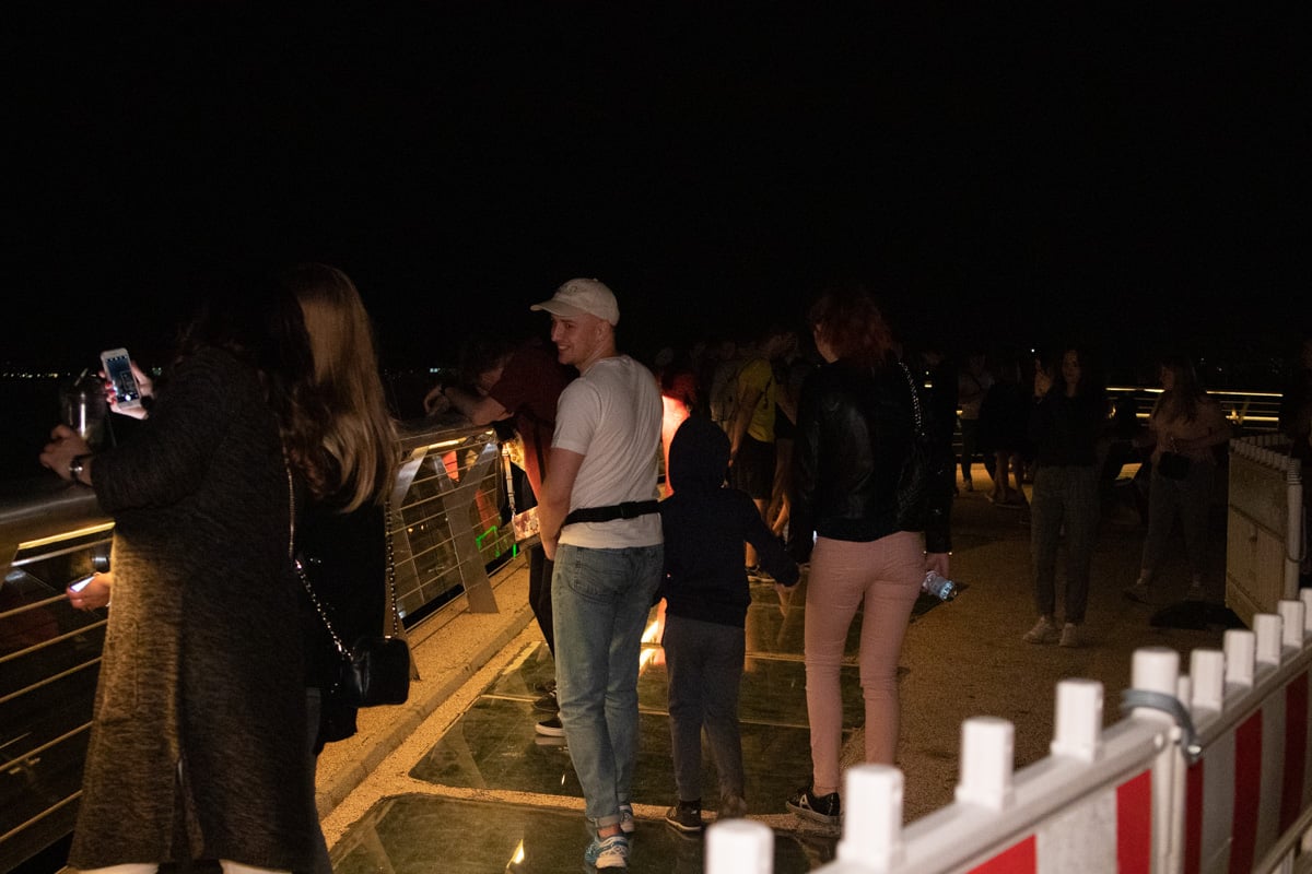 На скандальном мосту в Киеве треснуло еще одно стекло