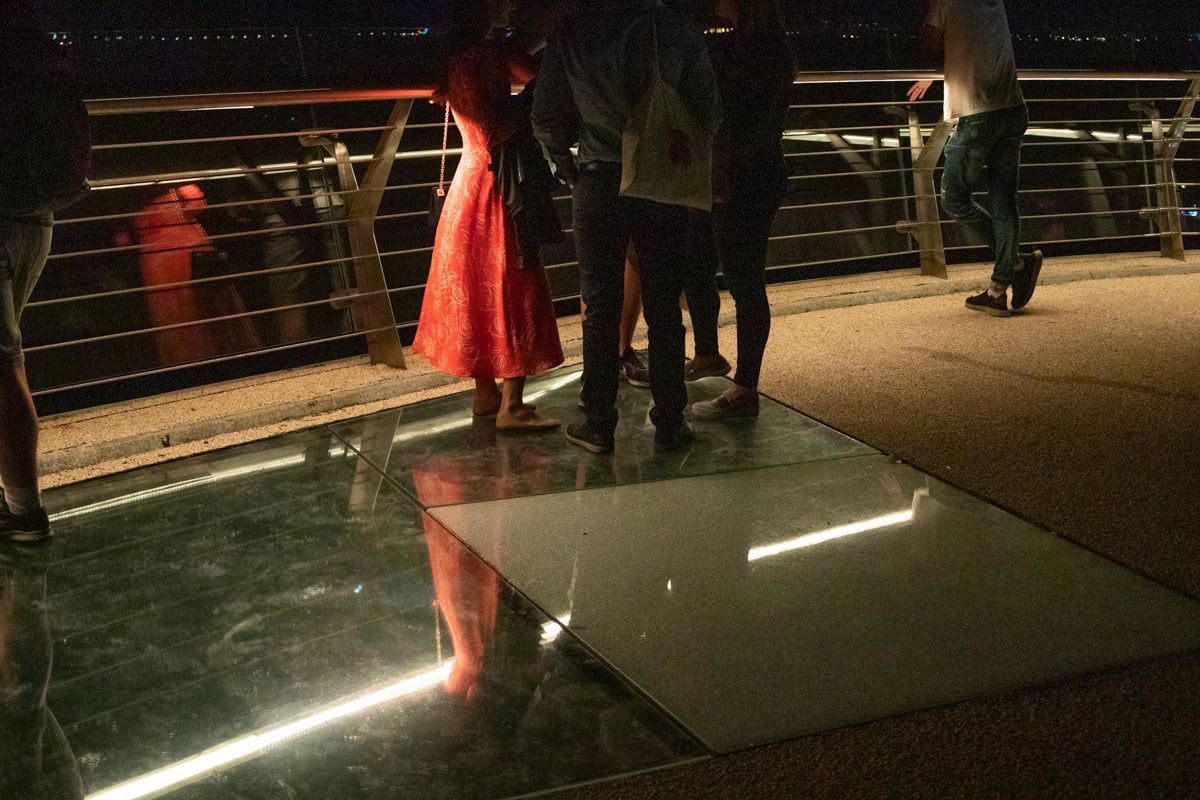 На скандальном мосту в Киеве треснуло еще одно стекло