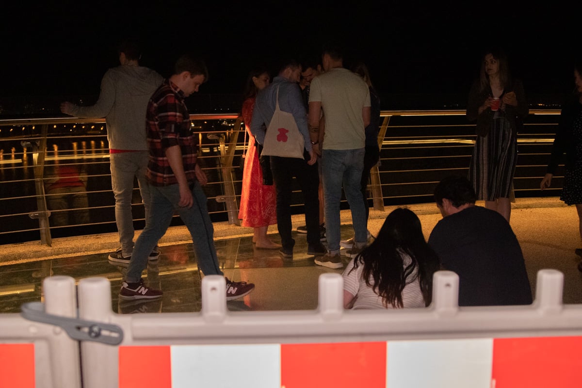 На скандальном мосту в Киеве треснуло еще одно стекло