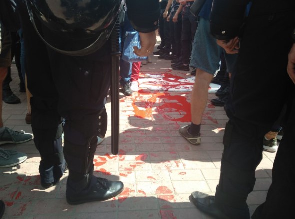 В Харькове националисты снесли памятник Жукову