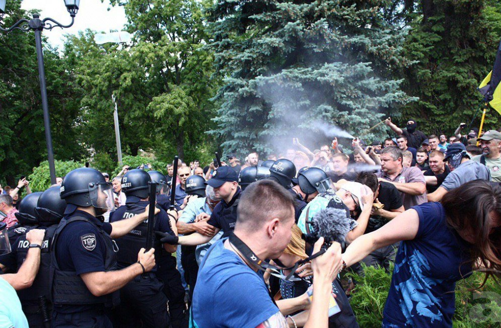 В Харькове националисты снесли памятник Жукову