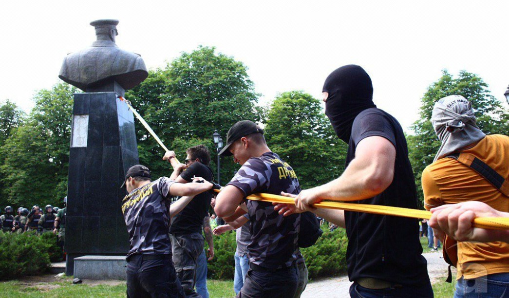 В Харькове националисты снесли памятник Жукову