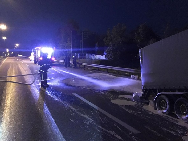 Клей ПВА залил трассу