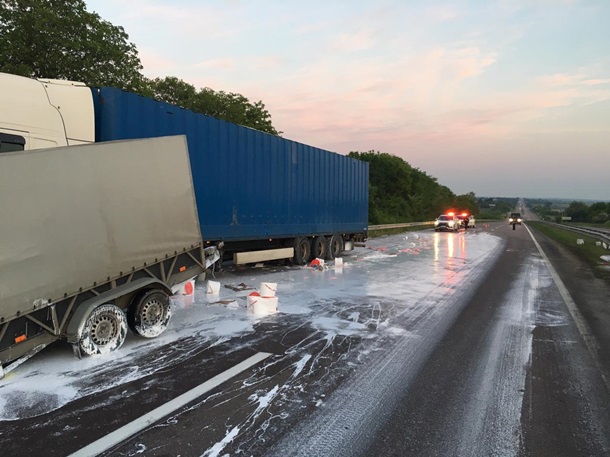 Клей ПВА залил трассу