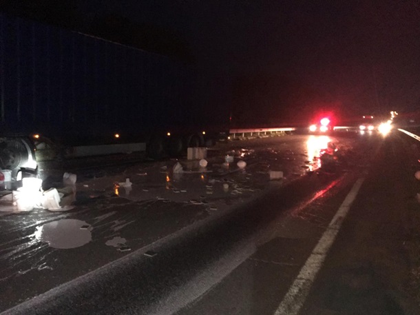 Клей ПВА залил трассу