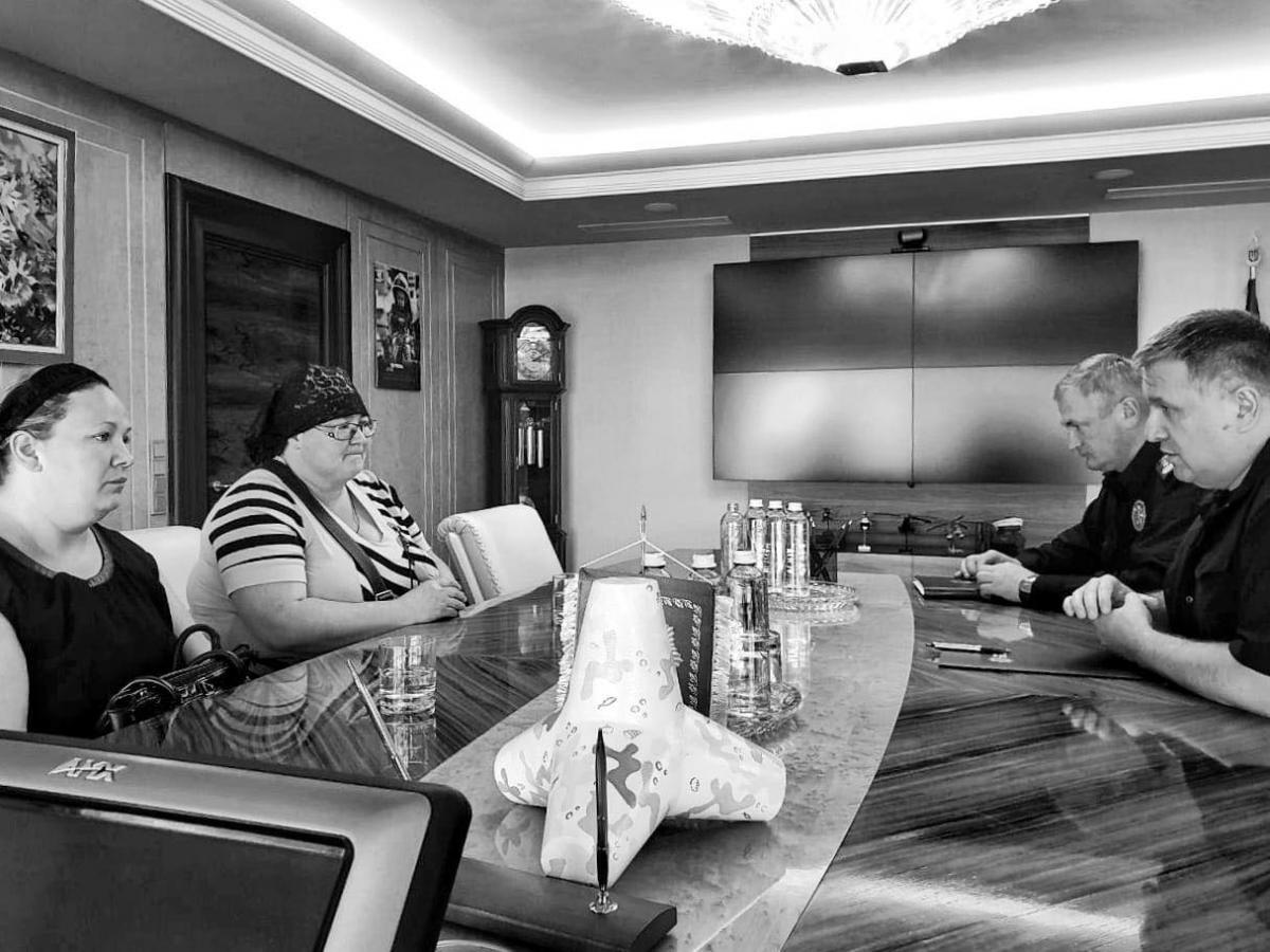 Аваков и Князев поговорили с родными убитого мальчика Аваков и Князев поговорили с родными убитого мальчика